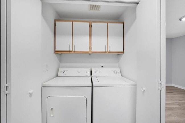 Building Photo - 2bed/1.5bath Townhome Available Today! Get...