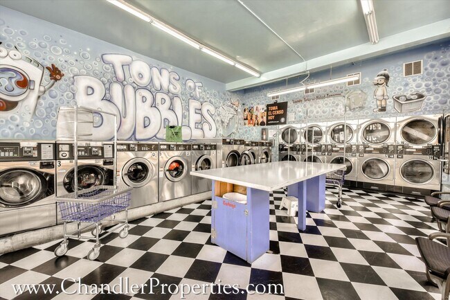 Building Photo - Bright & Sunny 2 Bedroom Flat with On-Site Laundry | Small Bonus Space