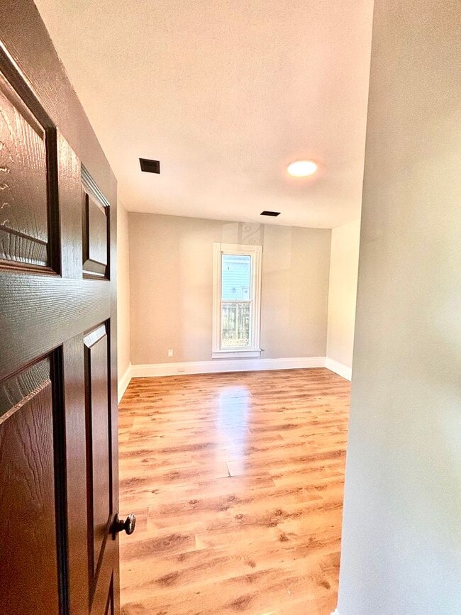 Building Photo - 833 W Oak- Move in ready!