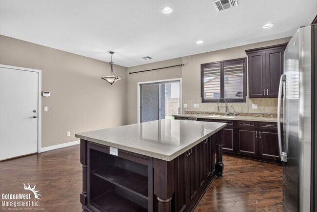Building Photo - Beautiful 3Bdm 2.5Ba Home with Private Backyard in Power Ranch!