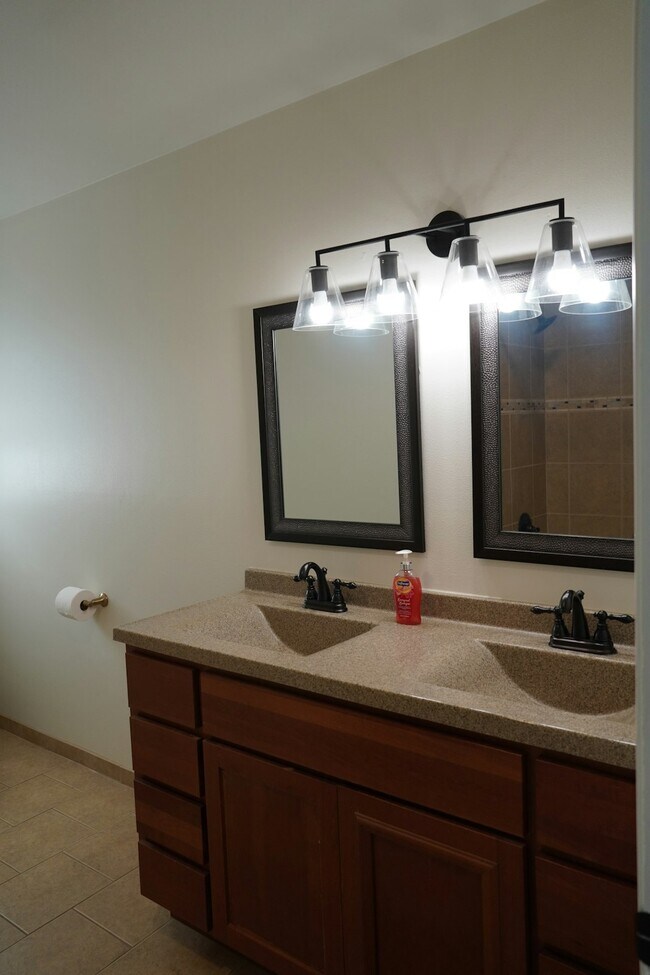 Building Photo - 1453 W Barnard Ave