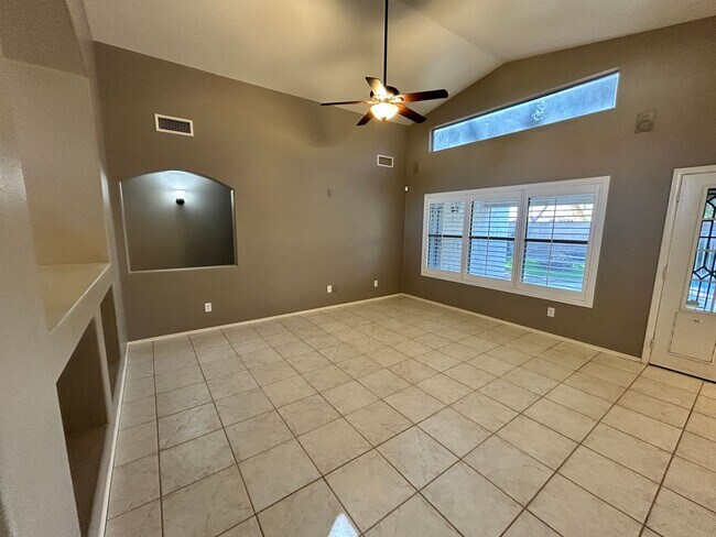 Building Photo - 3 Bed/ 2 Bath Home with Den in Arrowhead Ranch with Pool!