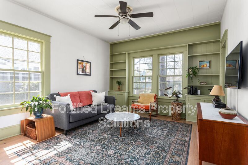 Building Photo - 915 N Eugene St