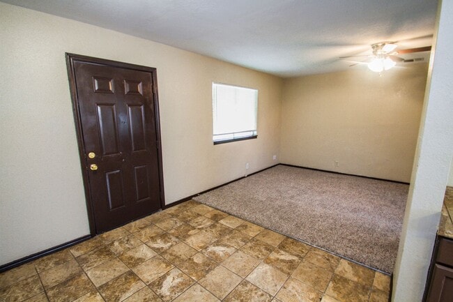 Building Photo - Your Family Home Near Dowtown