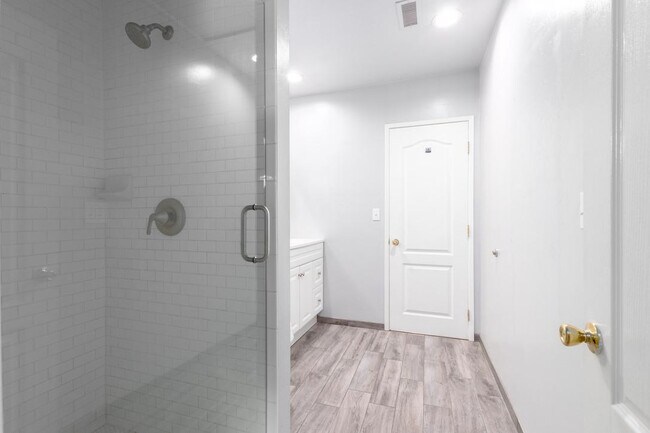 Building Photo - 4804 Iroquois Ave