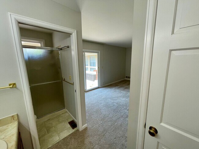 Building Photo - Beautifully Updated 3-Bed, 3-Bath Townhome...