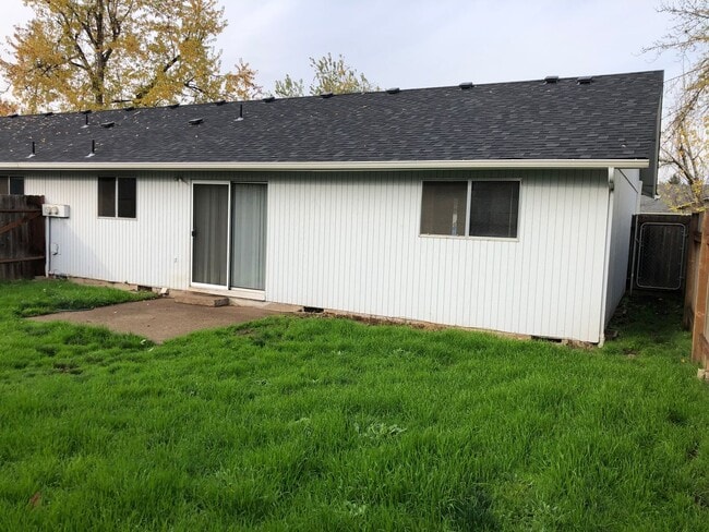 Building Photo - Great 2 bedroom 1 bathroom duplex in Springfield! MOVE IN SPECIAL!