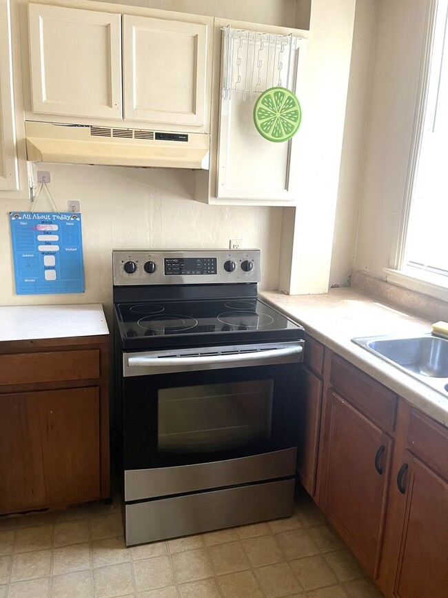 Building Photo - Second-Floor 2 Bedroom / 1 Bathroom Apartm...