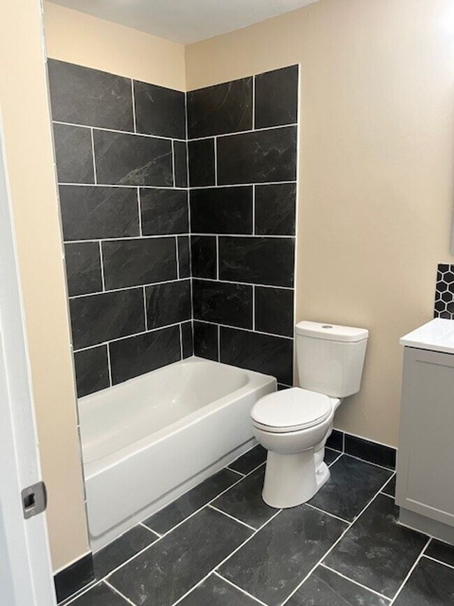 Building Photo - 3 Bed w/Bonus, Large Yard in Sought After ...