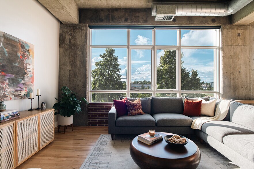 Building Photo - 2000 Little Raven St