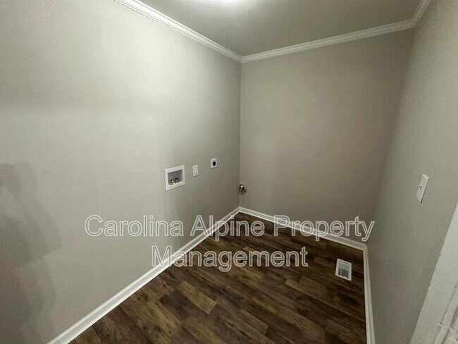 Building Photo - 420 Airline Ext