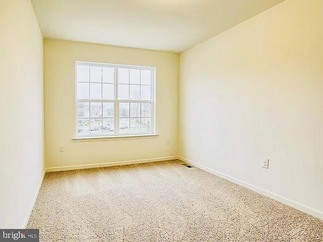 Building Photo - 4925 Laurel Dr