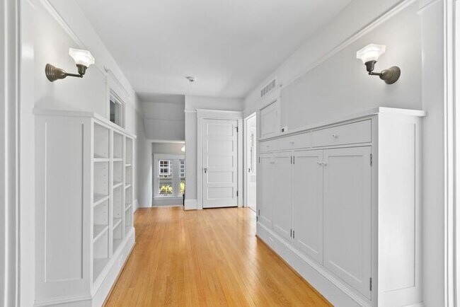 Building Photo - Stunning 1909 Craftsman w/ AC in Coveted Capitol Hill