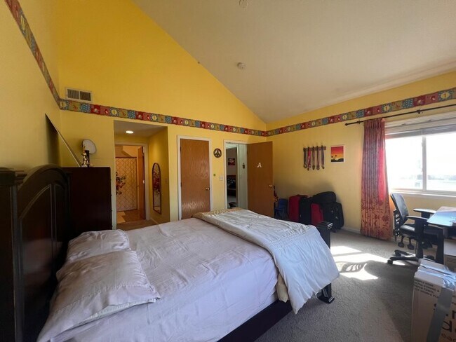 Building Photo - 227 Captain Eames Cir