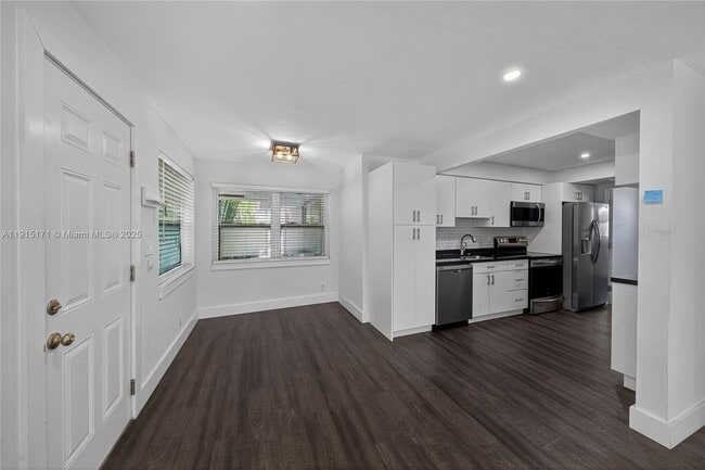 Building Photo - 924 NE 17th Terrace