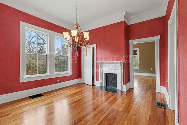 Building Photo - 409 Oakdale Rd NE