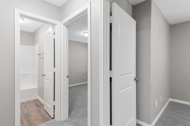 Building Photo - 124 Artesian Way