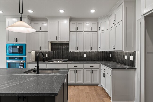 Building Photo - 1121 Whistler St