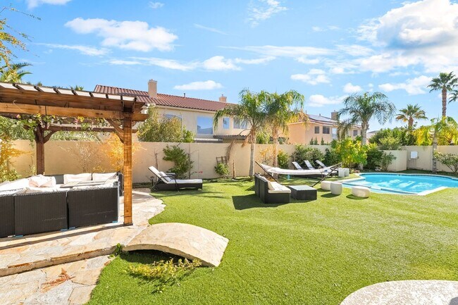 Building Photo - Luxury Living in Guard-Gated Royal Highlands!