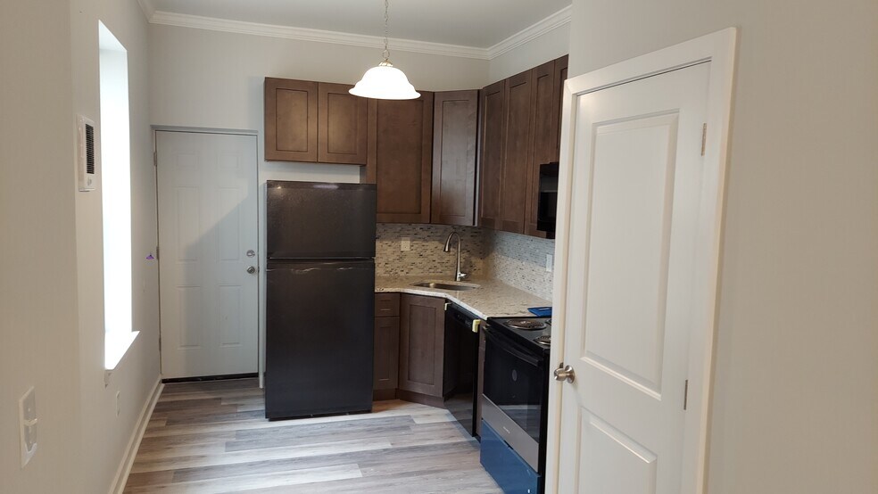 Primary Photo - 2718 W York St