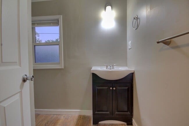 Building Photo - 4 bed, 2 bath home