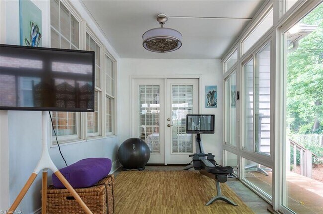 Building Photo - Spacious 4 Bedroom in Lake Jeanette - Larg...