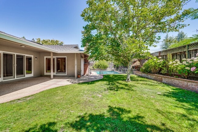 Building Photo - Excellent 3 Bedroom 2 Bath In A Great Neig...