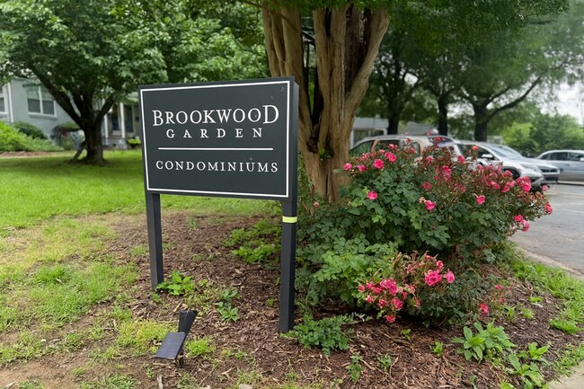 Building Photo - Two bedroom, 1 bath condo in Burlington (Brookwood Garden) Water and heat included!-$150 off depo...
