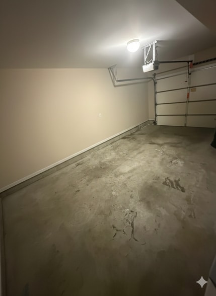 Building Photo - 550 Riverside Dr