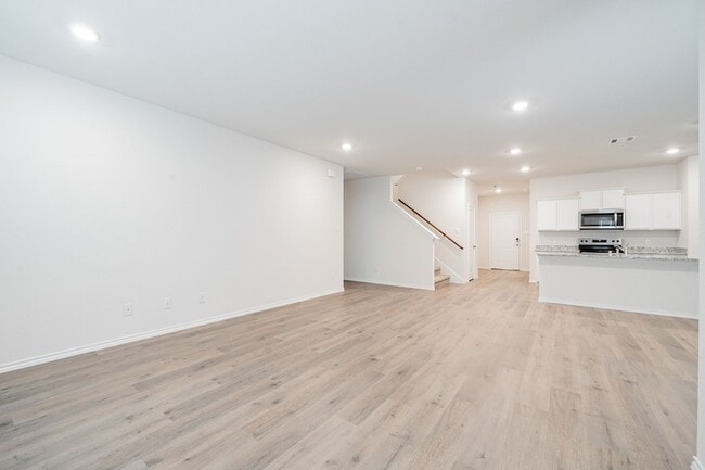 Building Photo - 2110 Thornton Dr