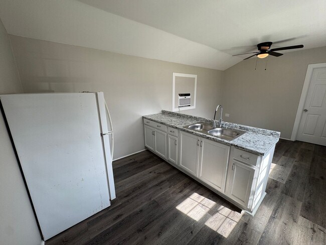 Building Photo - Tiny Home in Newark! Small dog allowed