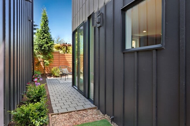 Building Photo - 2bd/1.5ba Seattle Condo