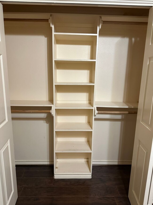 Building Photo - College Station - 3 bedroom 2 bath- 2 car garage - fenced in back yard home in Castlegate