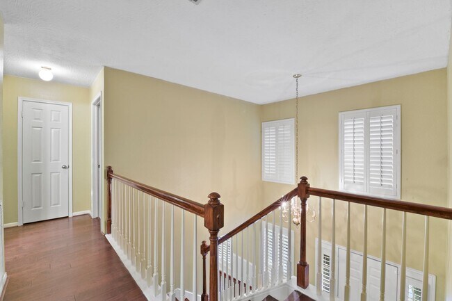 Building Photo - Freshly Painted Beauty with Spacious Outdo...
