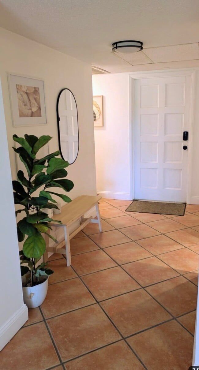 Building Photo - 3100 N Palm Aire Dr