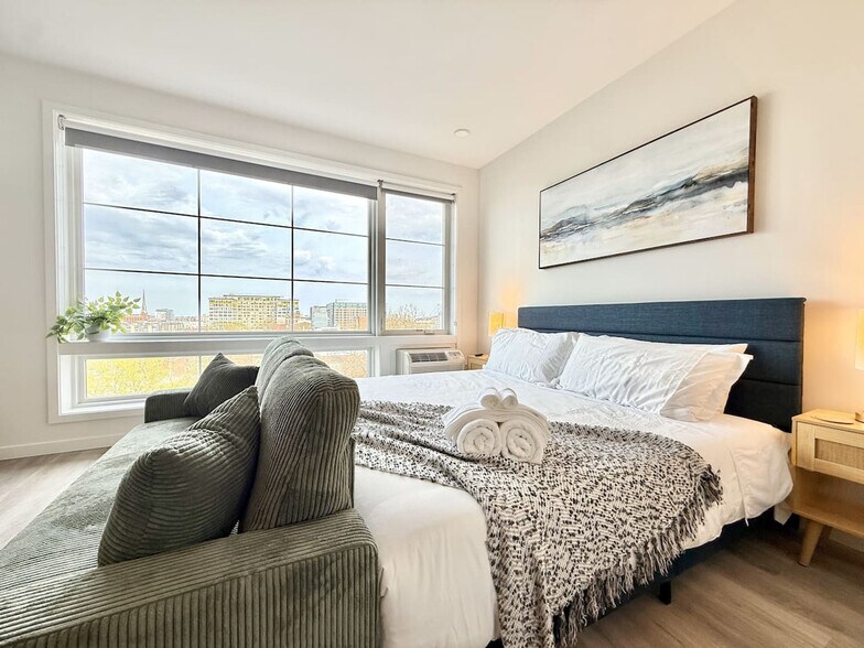 Building Photo - 501 N Perth St