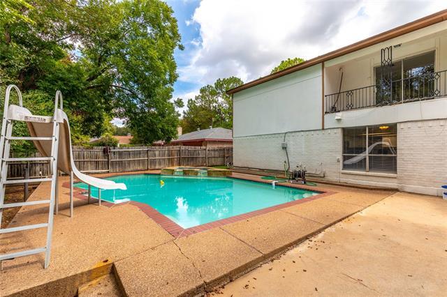 Building Photo - 2225 Park Hill Dr