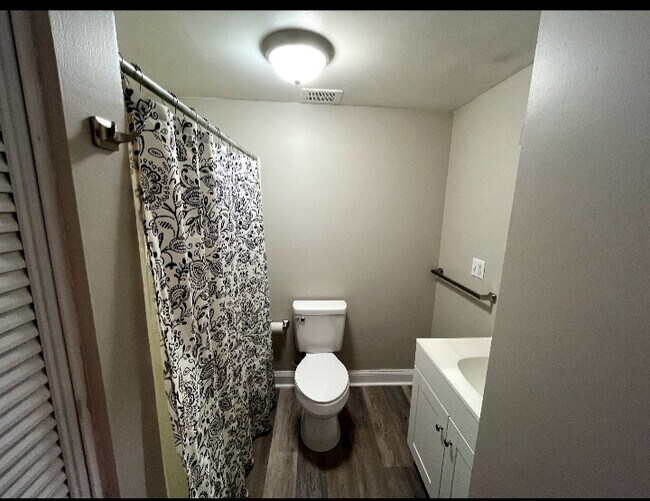 Building Photo - 1390 Lincoln Dr