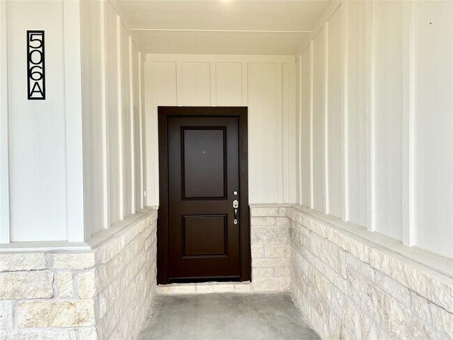 Building Photo - 506 War Admiral Dr
