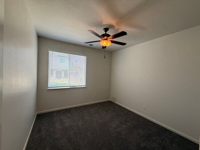 Building Photo - 4-bedroom two story in Sylvan School District!