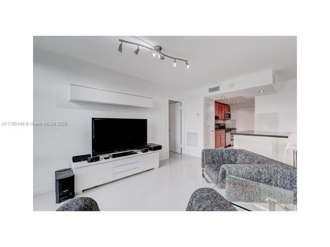Building Photo - 9800 W Bay Harbor Dr
