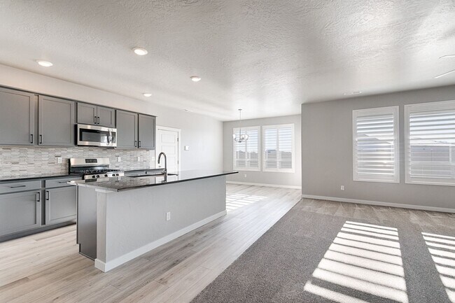 Building Photo - Custom Hunter-Douglas shutters throughout.