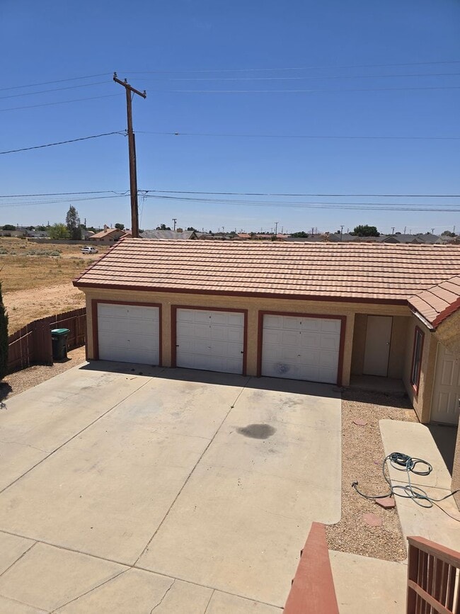 Building Photo - Upstairs/ Spacious/ 2 bedrooms / 2 bathrooms
