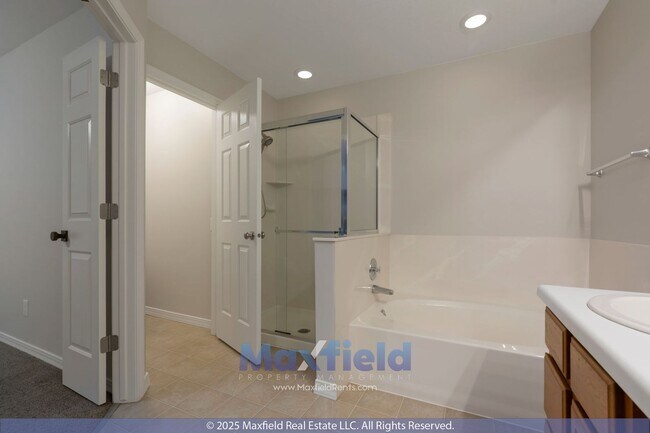 Building Photo - Beautiful 6BD, 3.5BTH, 3GAR Home in Cranberry Hills