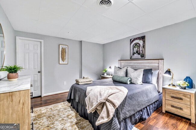 Building Photo - 1897 Mt Vernon Rd