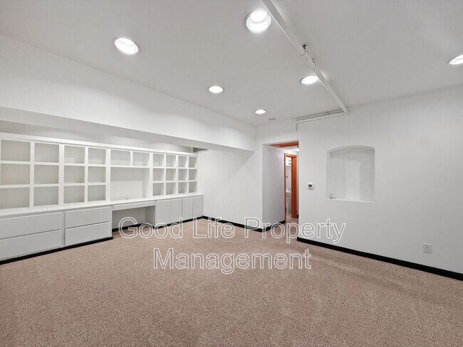 Building Photo - 702 Ash St