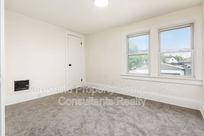 Building Photo - 479 Siebert St