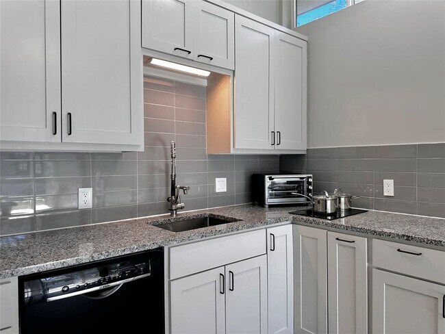 Building Photo - 914 E 39th St