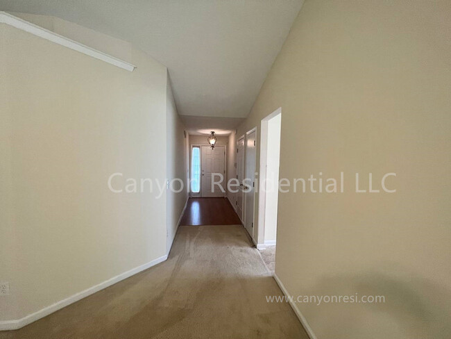 Building Photo - Beautiful 3b Room! Move in ready!