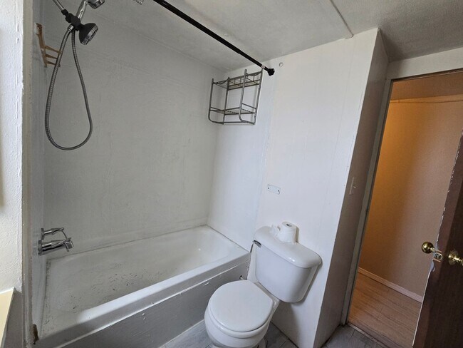 Building Photo - 2 bed, 1 bath Trailer House